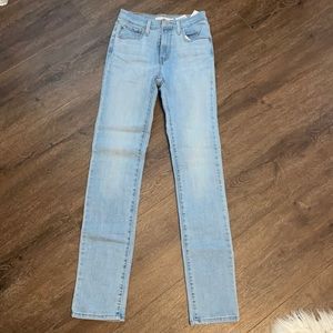 Light wash women’s skinny jeans